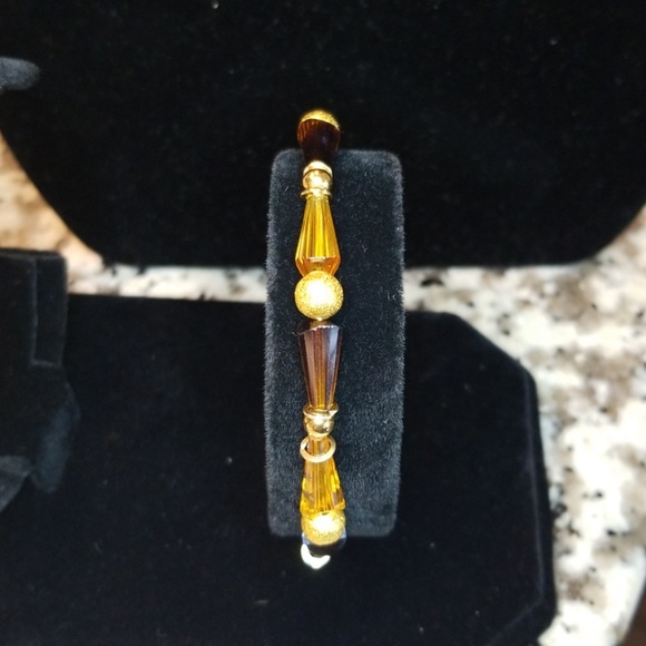 Handcrafted earrings and bracelet set. - Picture 4 of 4